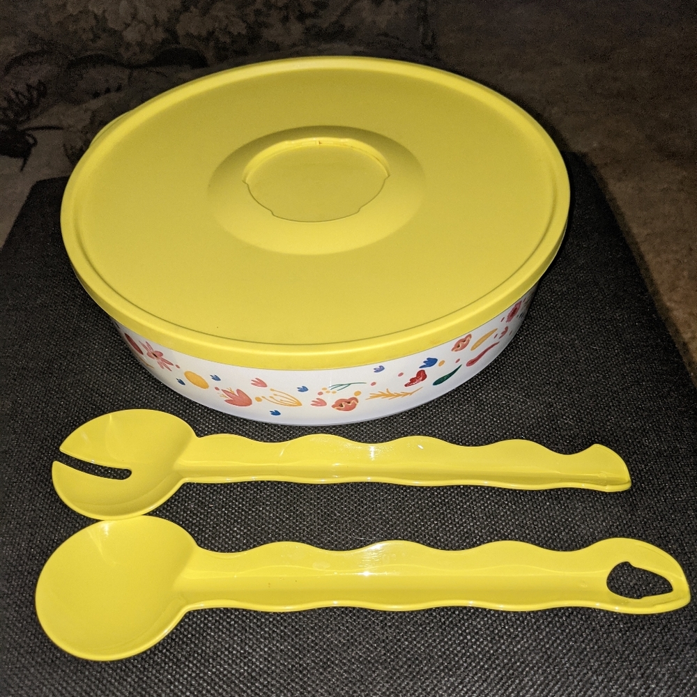 Tupperware fanciful bowl